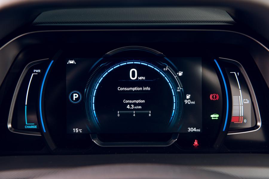 Панель приборов Hyundai IONIQ electric (AE) 2019 года  (UK) (фото 13 из 37)